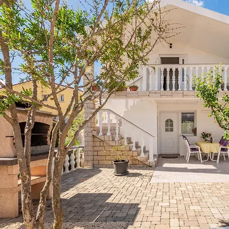 2 Bedroom Amazing In Appartement Vir